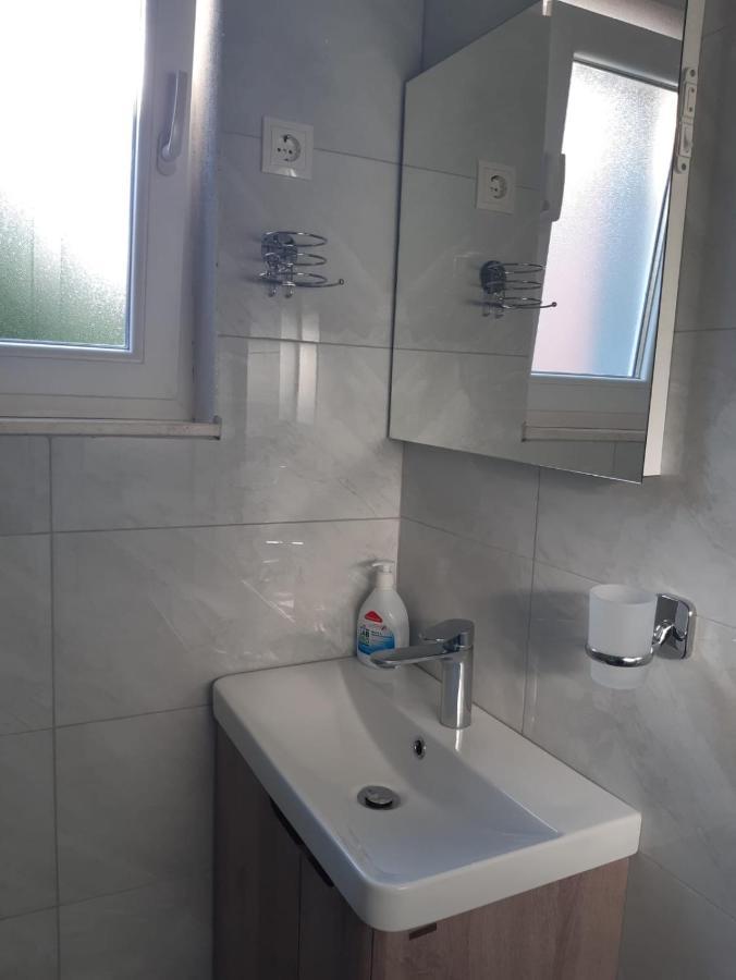 Jona - Dugi Rat - Mali Rat Appartement Buitenkant foto